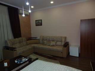 Гостевой дом Liberal Guest House Ереван Семейный люкс с балконом-20